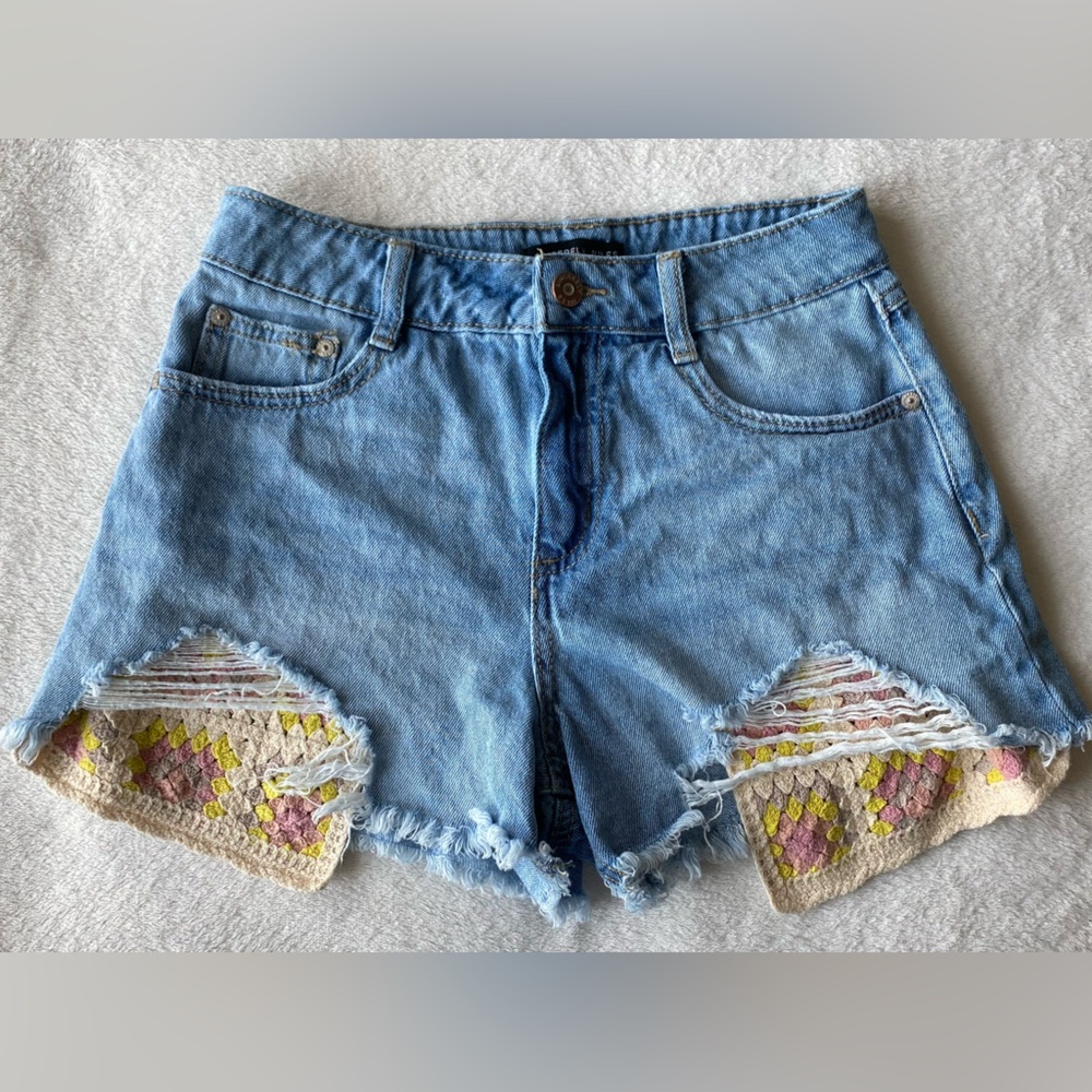 Sincerely Jules Crochet Patch Light Wash Denim Shorts Hem Distressed XS waist 25